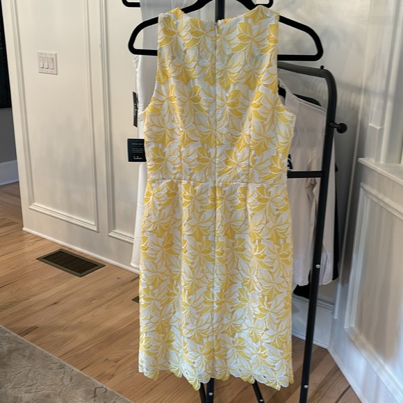 Spring is coming!!  White House Black Market Yellow/white floral fits flawless!👗 - Picture 2 of 3
